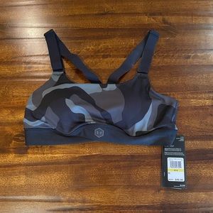 NWT—-Under Armour Camo Sports Bra 🏀 🏈 ⚽️